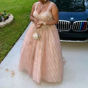 Very Comfortable❤️ Has a corset in the back to tie it up as u please Enjoy